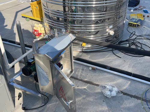 合肥啟灝醫(yī)療科技有限公司空氣熱水器安裝現(xiàn)場(chǎng)